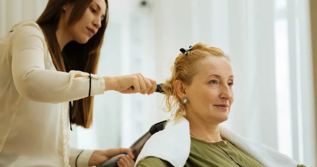 Fryzury które odmładzają po 60 - trendy style, które dodają uroku