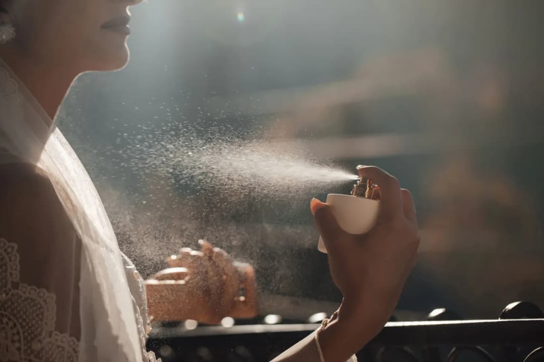 Gdzie się psikać perfumami, aby zapach utrzymał się dłużej?