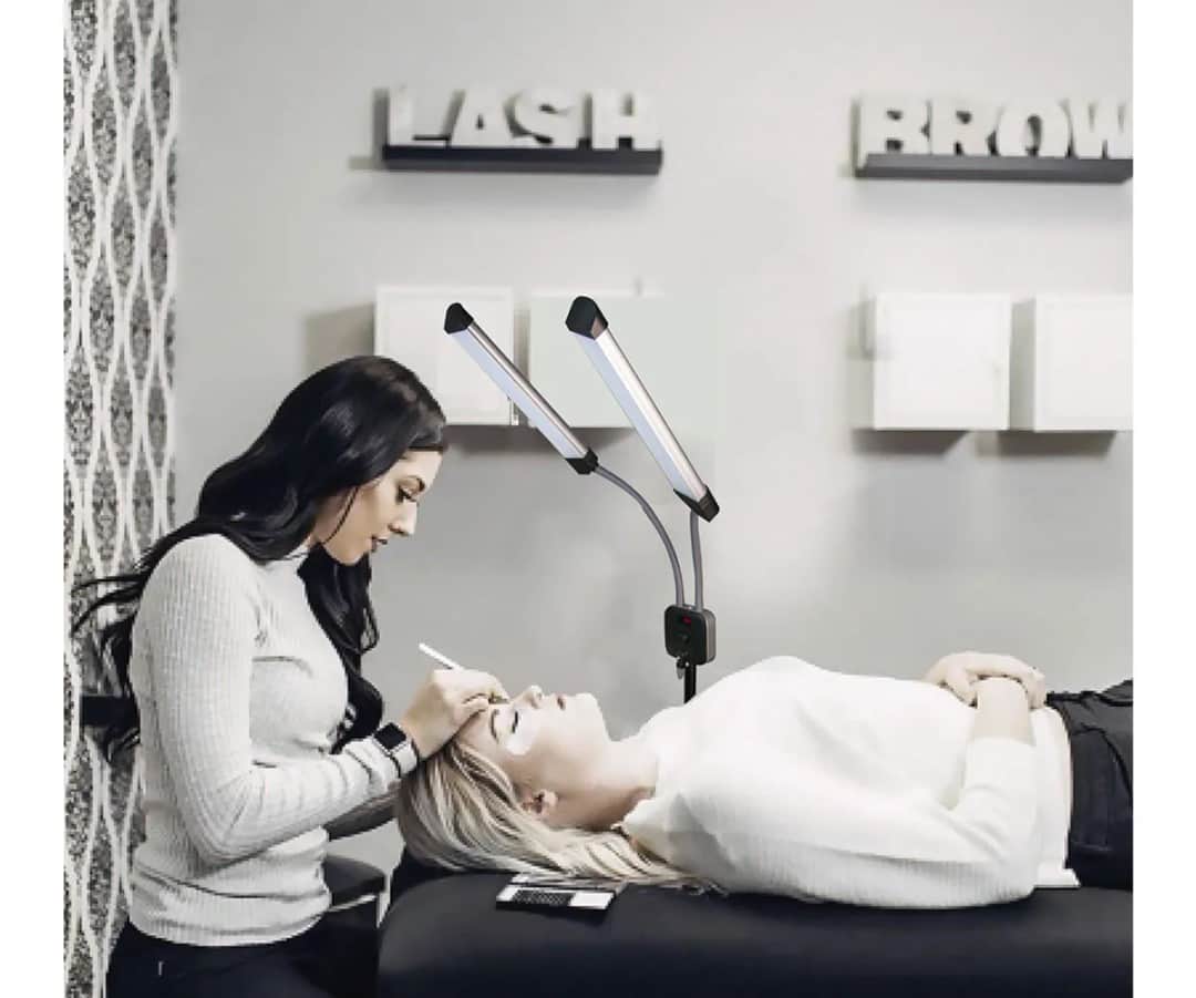 Jaka lampa do przedłużania rzęs jest najlepsza? Porównanie lamp UV i LED