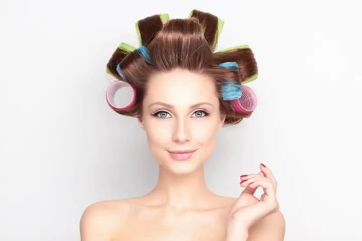 Jak używać wałków do włosów, aby uzyskać idealne loki i fale