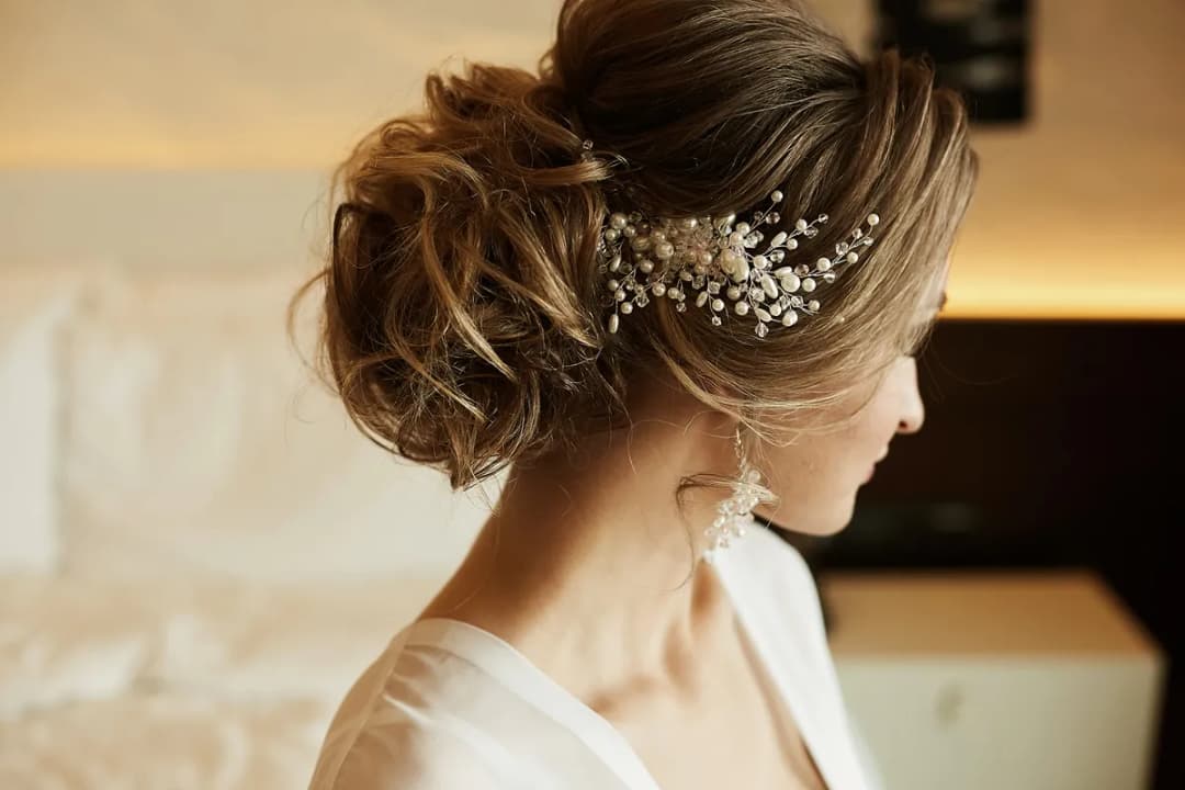 Jaka fryzura na wesele: 10 stylizacji, które zachwycą wszystkich