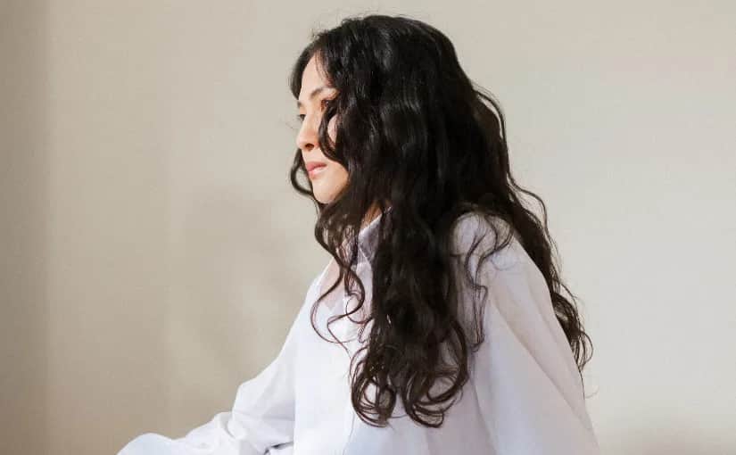 Jak pofalować włosy bez lokówki i uzyskać piękne loki bez ciepła