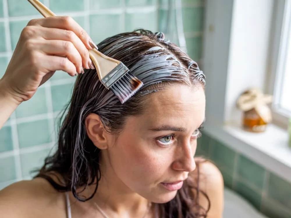 Jak skutecznie farbować włosy z odrostem bez błędów i nierównomiernego koloru