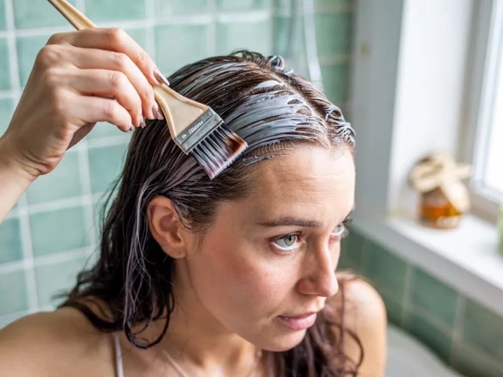 Jak skutecznie farbować włosy z odrostem bez błędów i nierównomiernego koloru