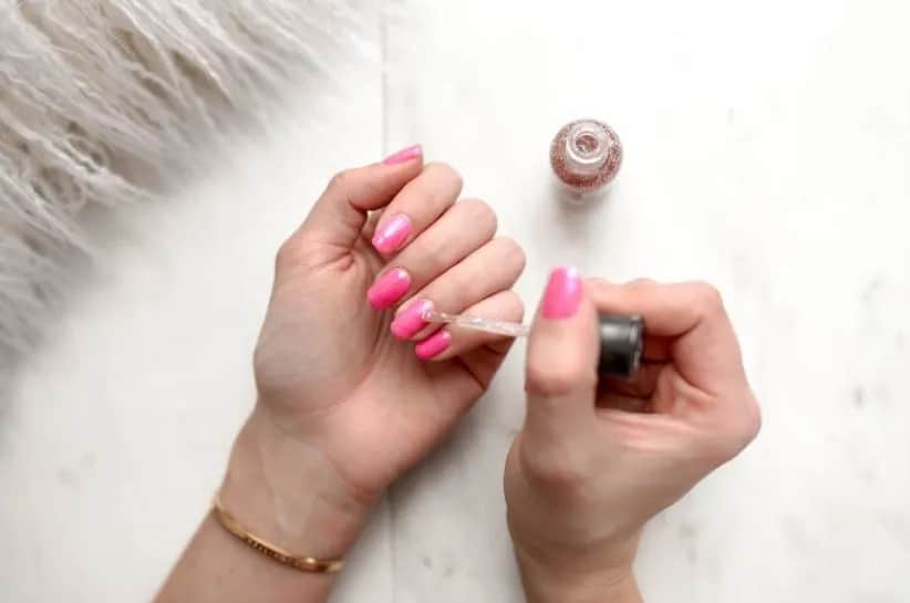 Jak skutecznie usunąć lakier do paznokci z ubrania bez uszkodzeń