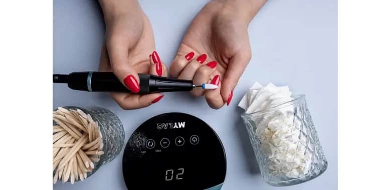 Jak bezpiecznie używać frezarki do paznokci – poradnik dla początkujących krok po kroku