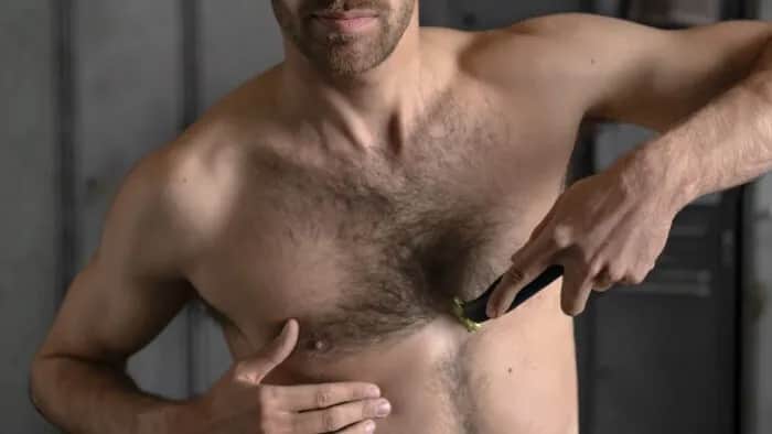 Jak golić miejsca intymne męskie bez podrażnień i błędów?