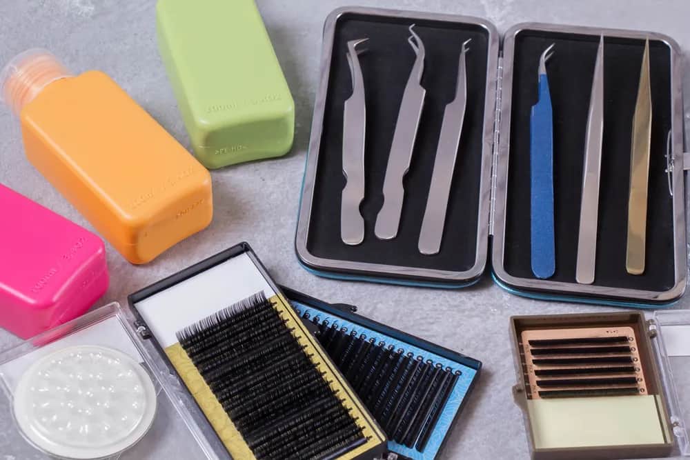 Ile kosztuje doczepianie rzęs? Sprawdź ceny i uniknij przepłacania w salonach