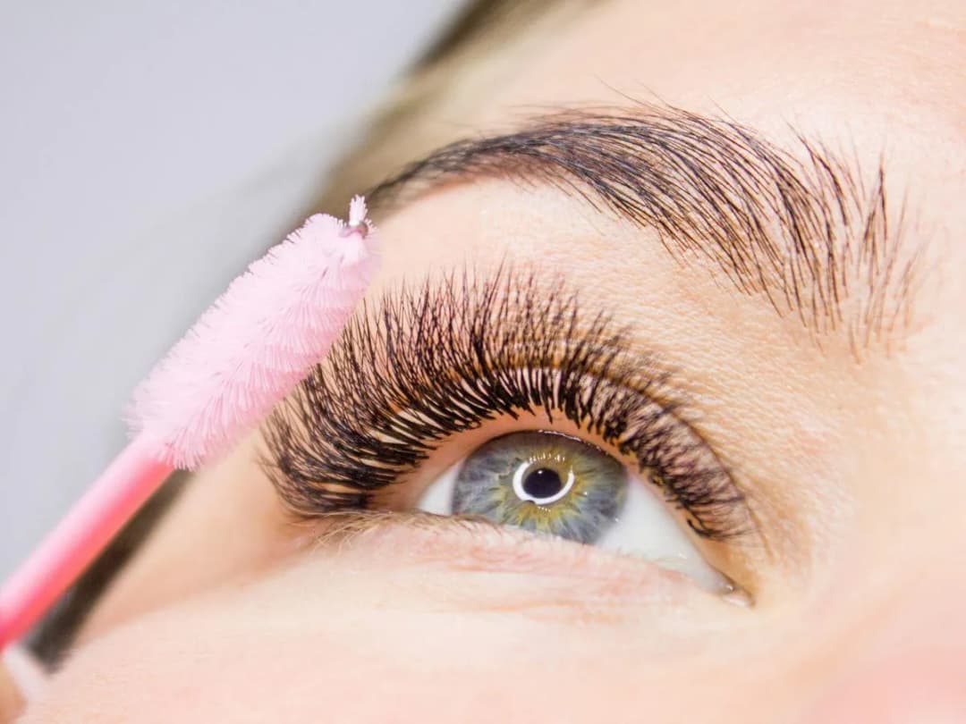 Jak prawidłowo myć przedłużane rzęsy, aby uniknąć uszkodzeń i zachować piękno