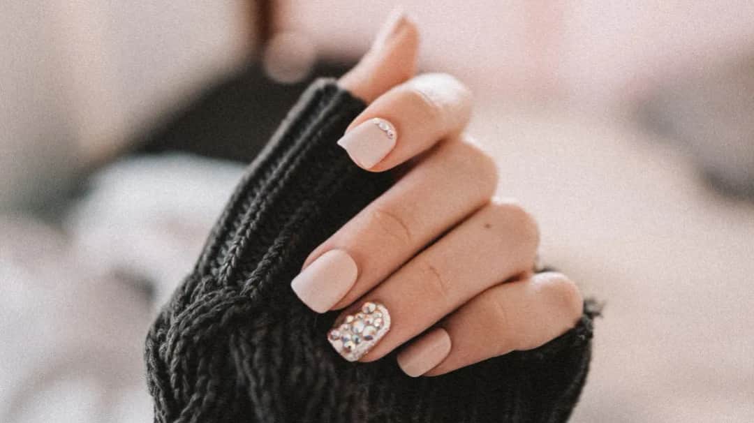 Jak zadbać o paznokcie po hybrydzie i uniknąć ich zniszczenia – skuteczne porady