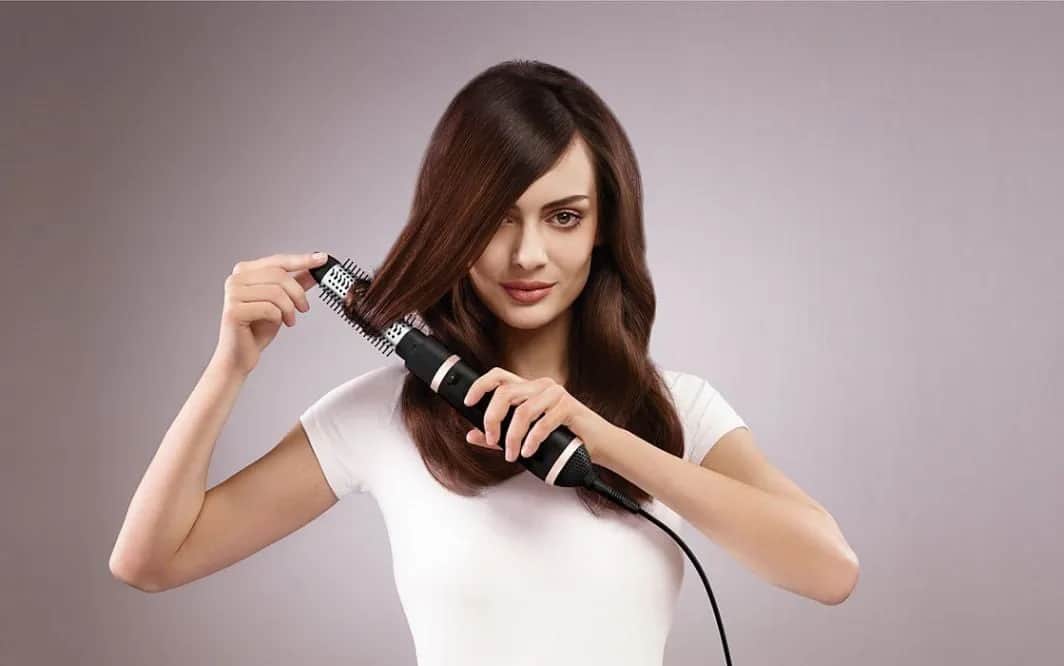 Jak używać suszarko-lokówki Remington, aby uzyskać idealne loki bez uszkodzeń