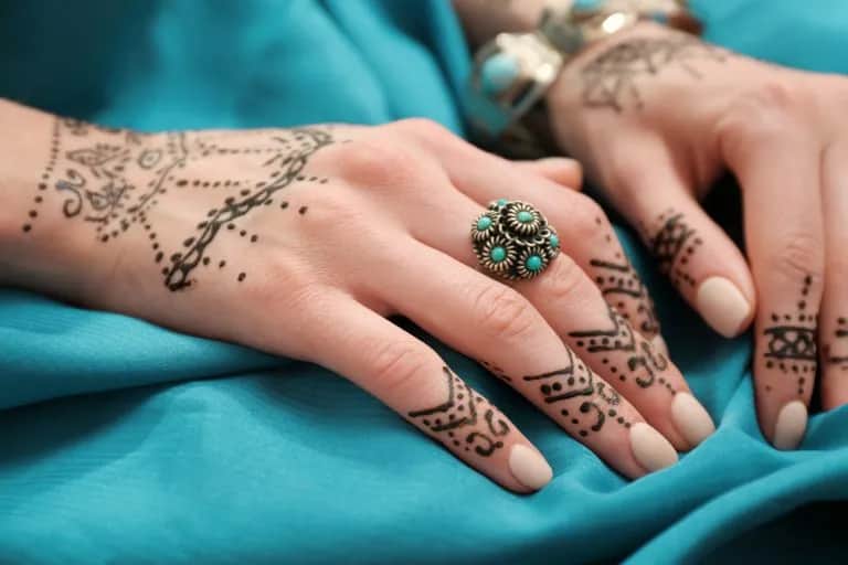 Jak zrobić tatuaż z henny - krok po kroku i najważniejsze wskazówki