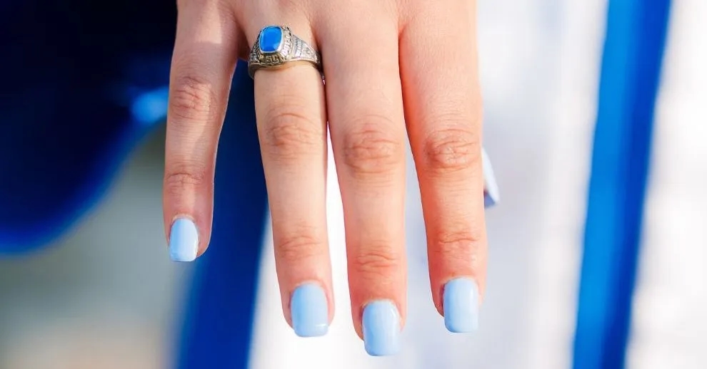 Niebieski kolor paznokci co oznacza? Odkryj niebezpieczne sygnały zdrowotne