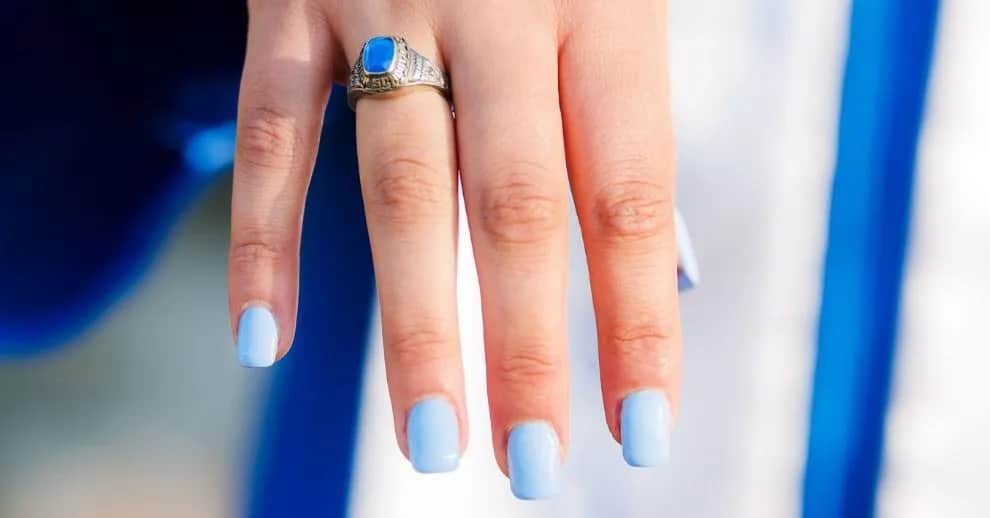 Niebieski kolor paznokci co oznacza? Odkryj niebezpieczne sygnały zdrowotne