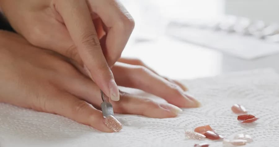 Jak ściągnąć przedłużane paznokcie bez uszkodzenia naturalnej płytki