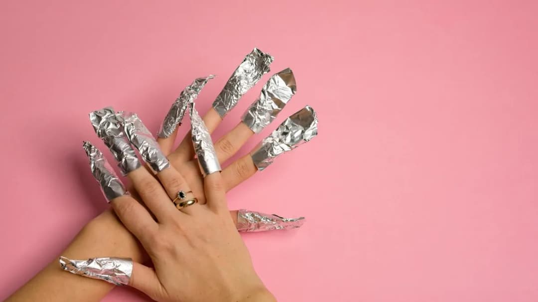 Jak bezpiecznie ściągnąć paznokcie żelowe w domu bez uszkodzeń – proste metody