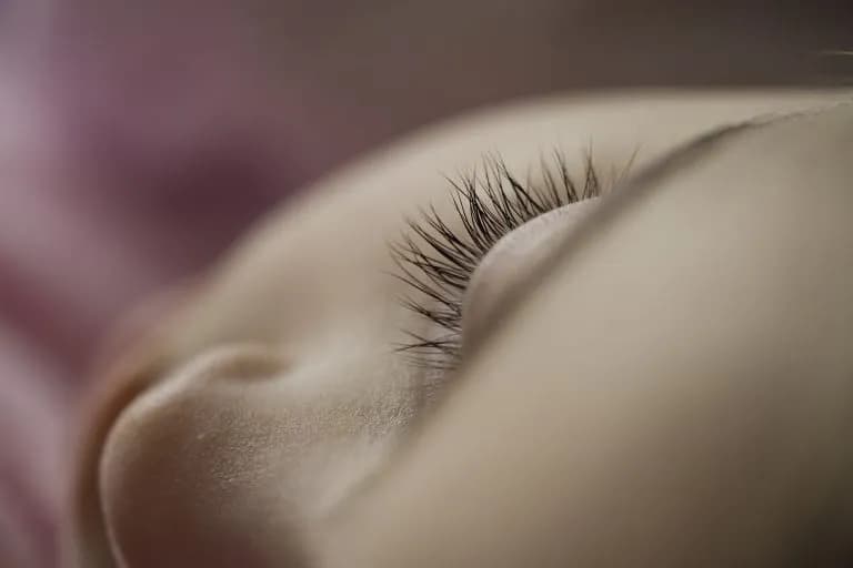 Czy rzęsy 1 1 są warte swojej ceny? Poznaj zalety i wady