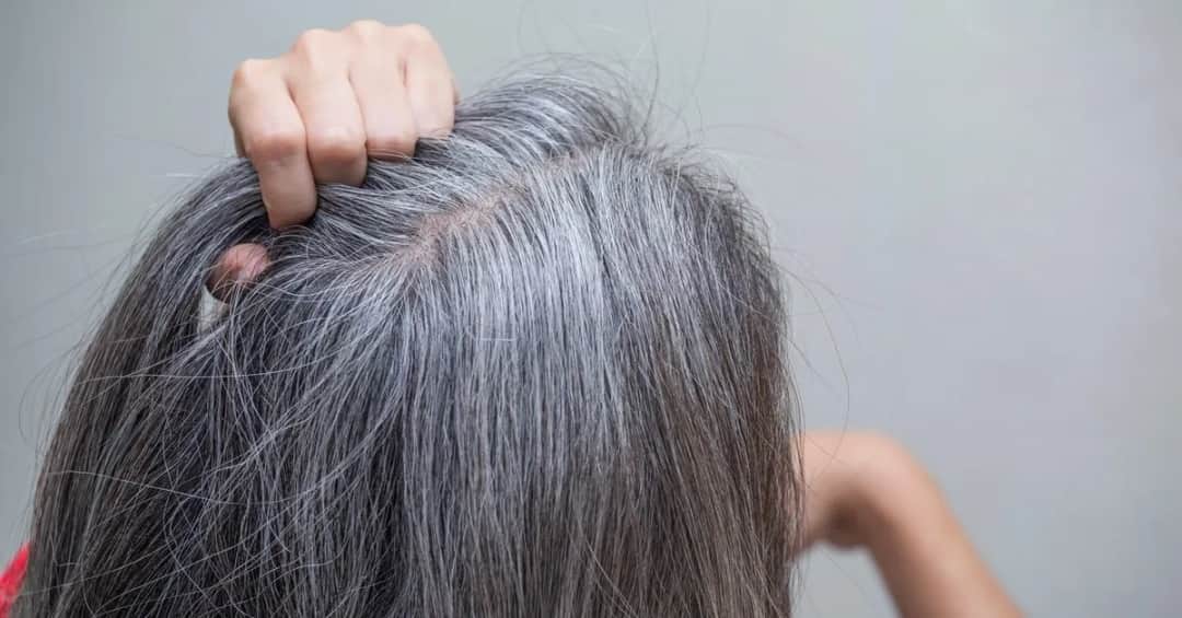 Jak ukryć siwe odrosty na ciemnych włosach - skuteczne metody i porady
