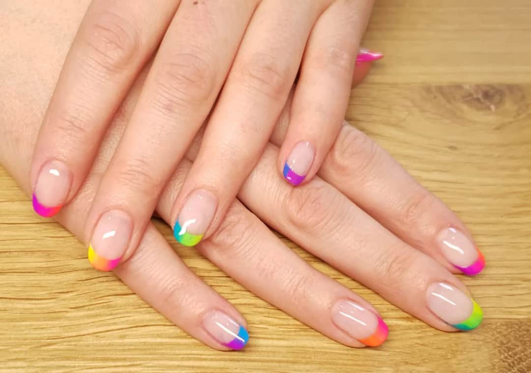 Jak pomalować krótkie paznokcie, aby uzyskać idealny manicure bez smug