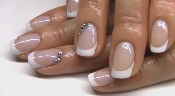 Jak zrobić french hybrydą bez błędów – prosty poradnik dla idealnego manicure